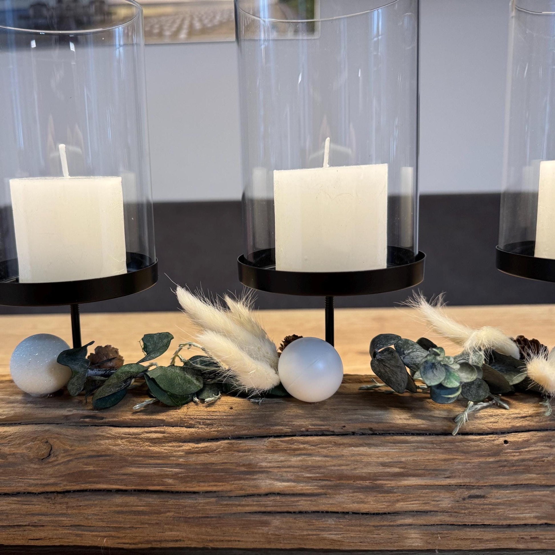 Adventskerzenhalter aus Treibholz | Nordic Christmas Candle Holder | Handgemachte Küstendeko – Handmade aus Eukalyptus, Trockenblumen, Eiche, Treibholz Nordsee, Zapfen, Weihnachtskugeln, Glaszylinder, Kerzenhalter schwarz, Altholz Eiche von Treibholzzauber79
