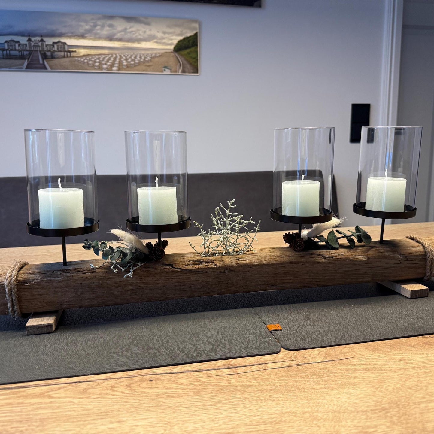 Handgemachter Treibholz-Kerzenhalter mit vier Glaszylinder, Eukalyptus und winterlicher Deko von Treibholzzauber79.