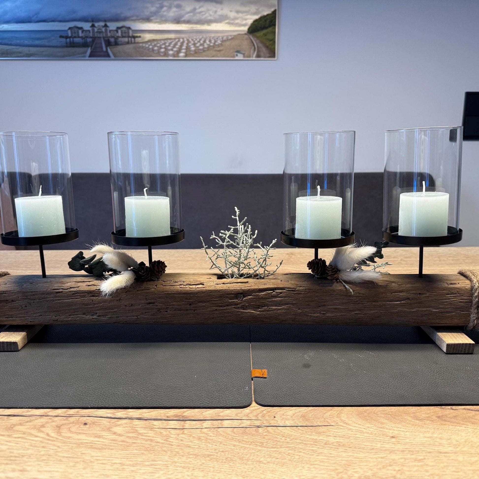 Detailaufnahme eines massiven Treibholz-Kerzenhalters mit naturbelassener Maserung und Taukordel von Treibholzzauber79.
