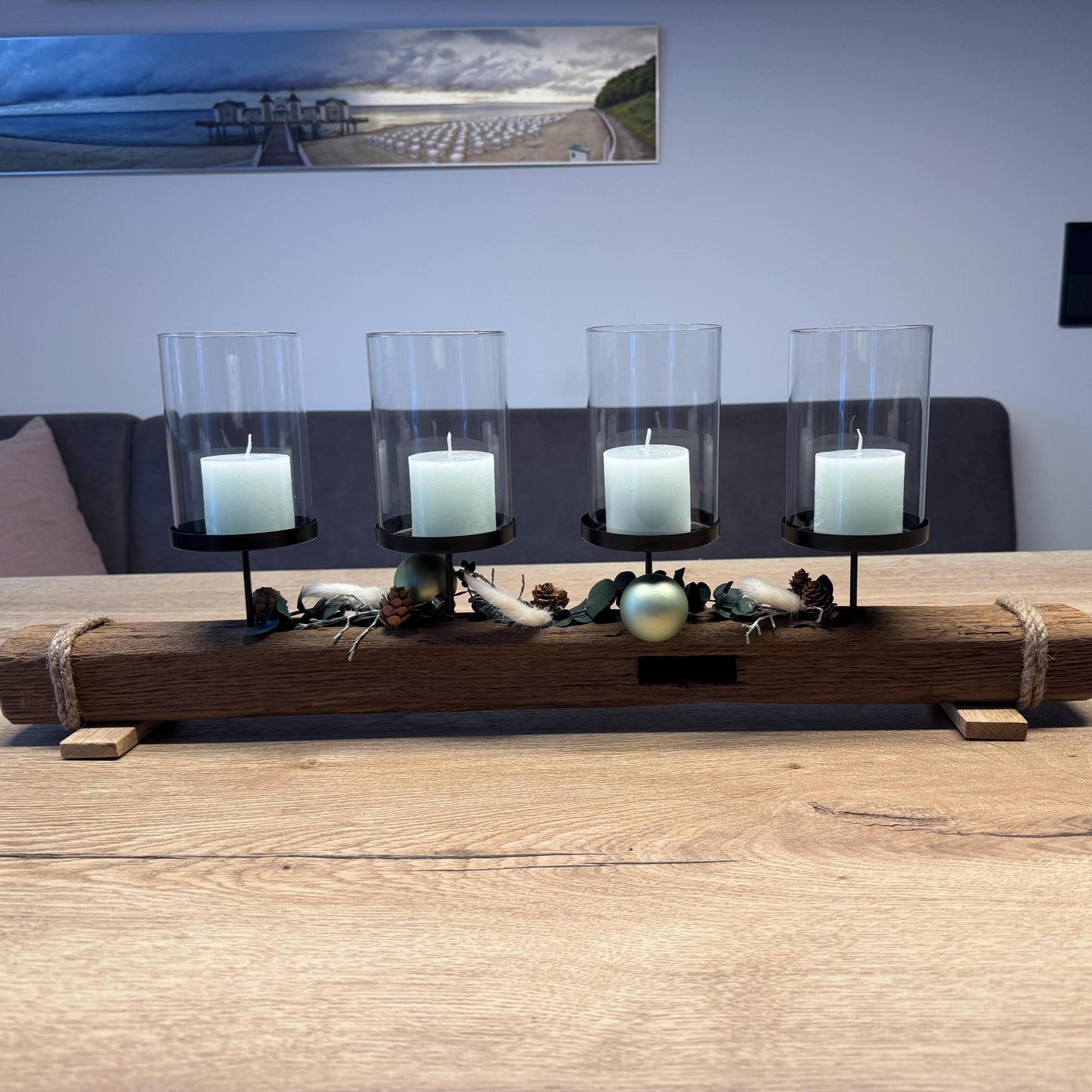 Handgemachter Treibholz-Kerzenhalter mit vier Glaszylinder, Eukalyptus und winterlicher Deko von Treibholzzauber79.