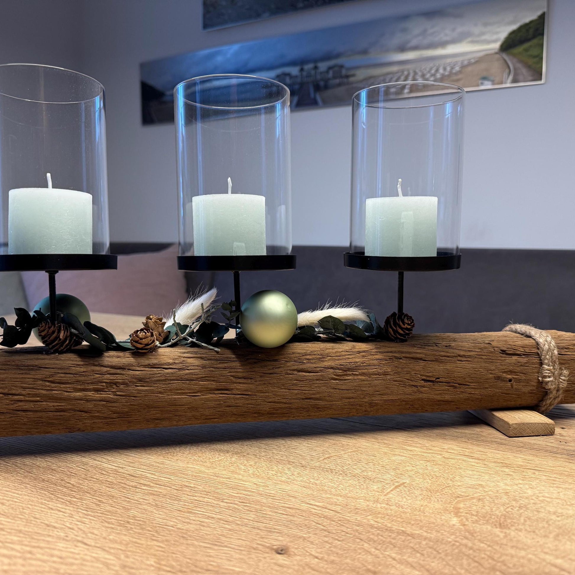 Nordischer Treibholz-Kerzenhalter mit Glaszylinder und Naturdekoration auf Holztisch von Treibholzzauber79.