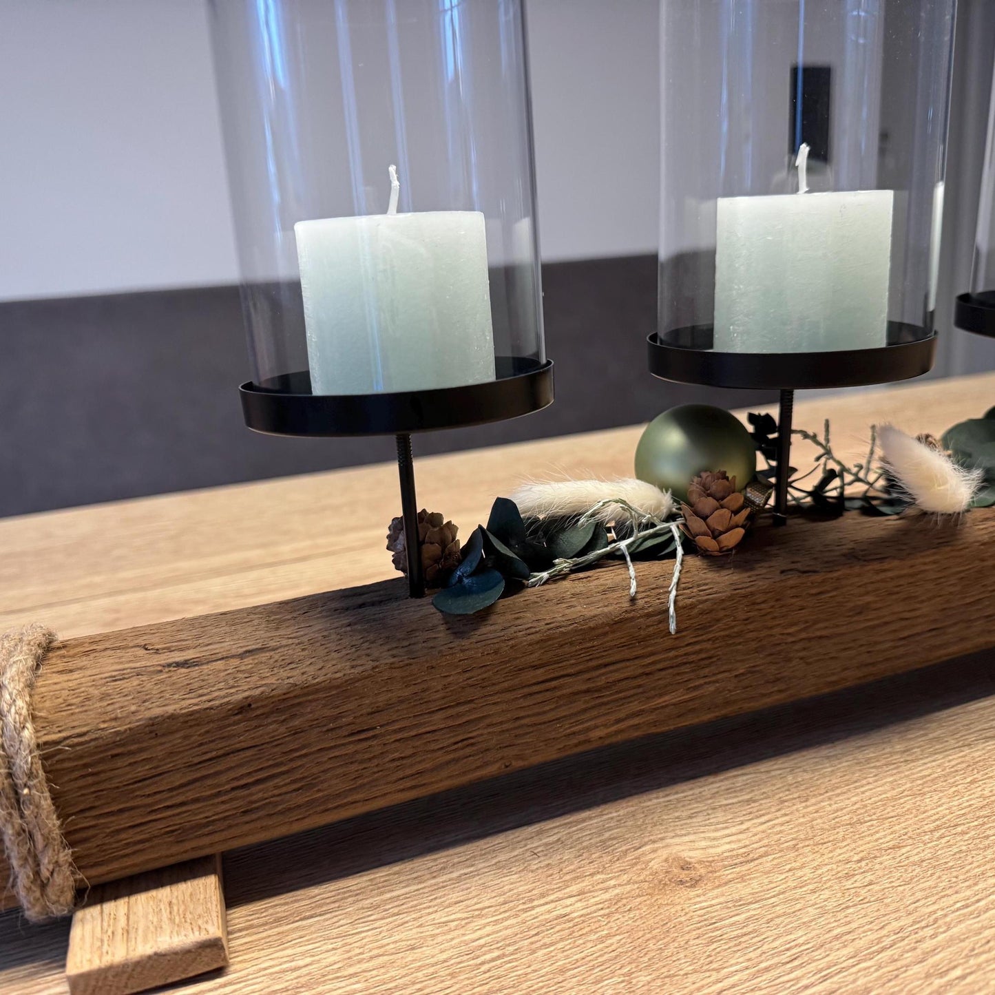 Detailaufnahme eines massiven Treibholz-Kerzenhalters mit naturbelassener Maserung und Taukordel von Treibholzzauber79.