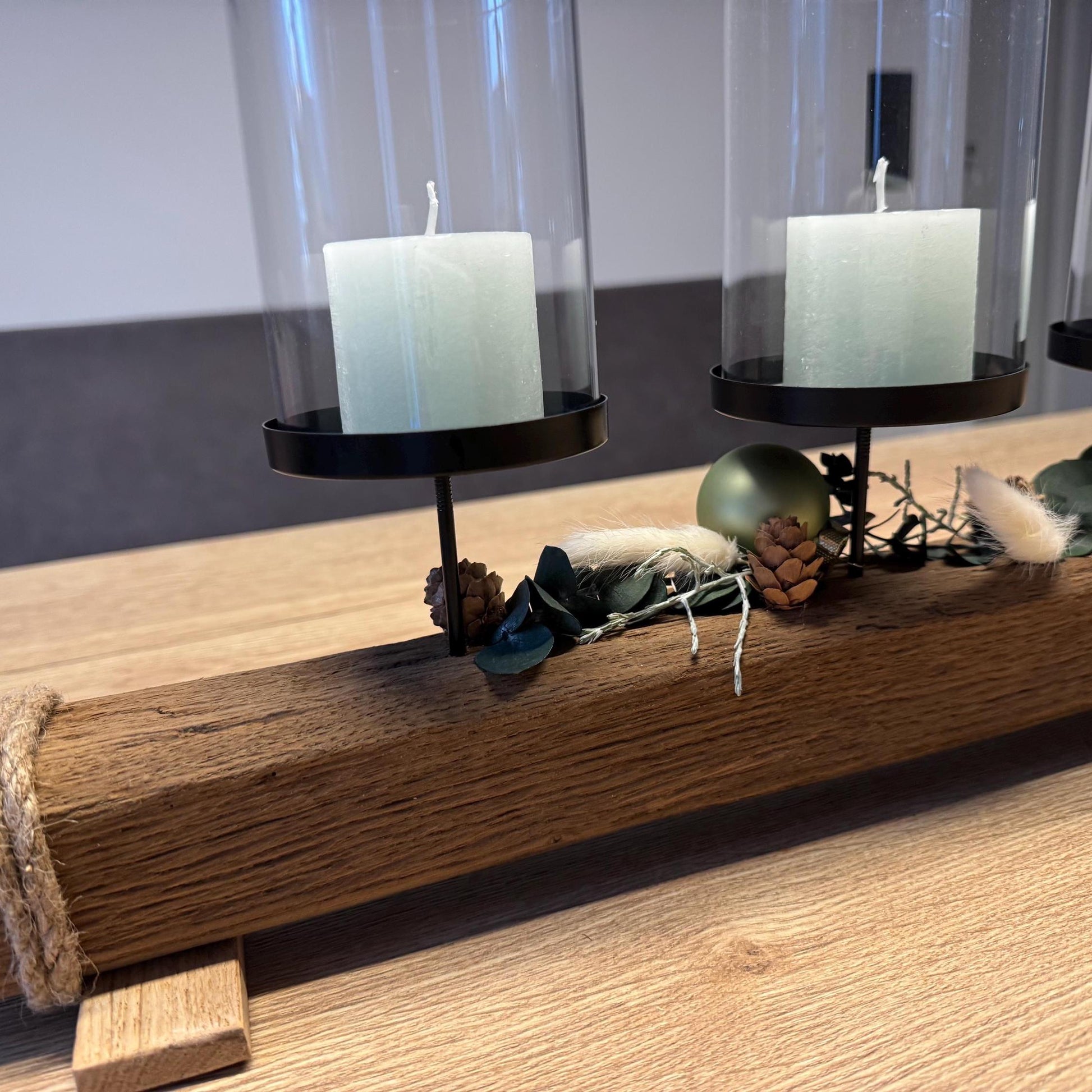 Detailaufnahme eines massiven Treibholz-Kerzenhalters mit naturbelassener Maserung und Taukordel von Treibholzzauber79.