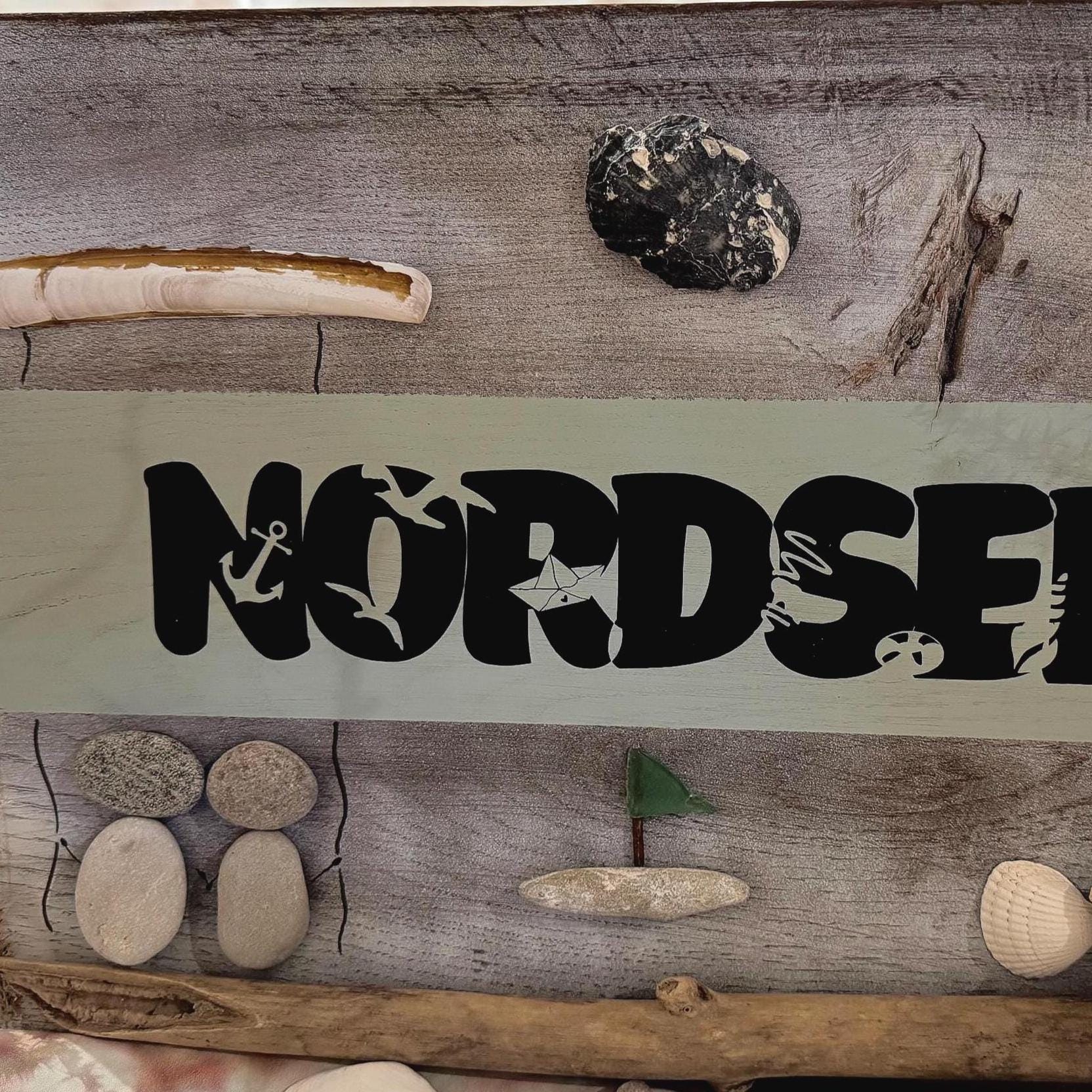 Detailaufnahme Treibholz, Muscheln und über 100 Jahre alte Eichenholzstruktur vom handgemachten Nordsee Wandschild