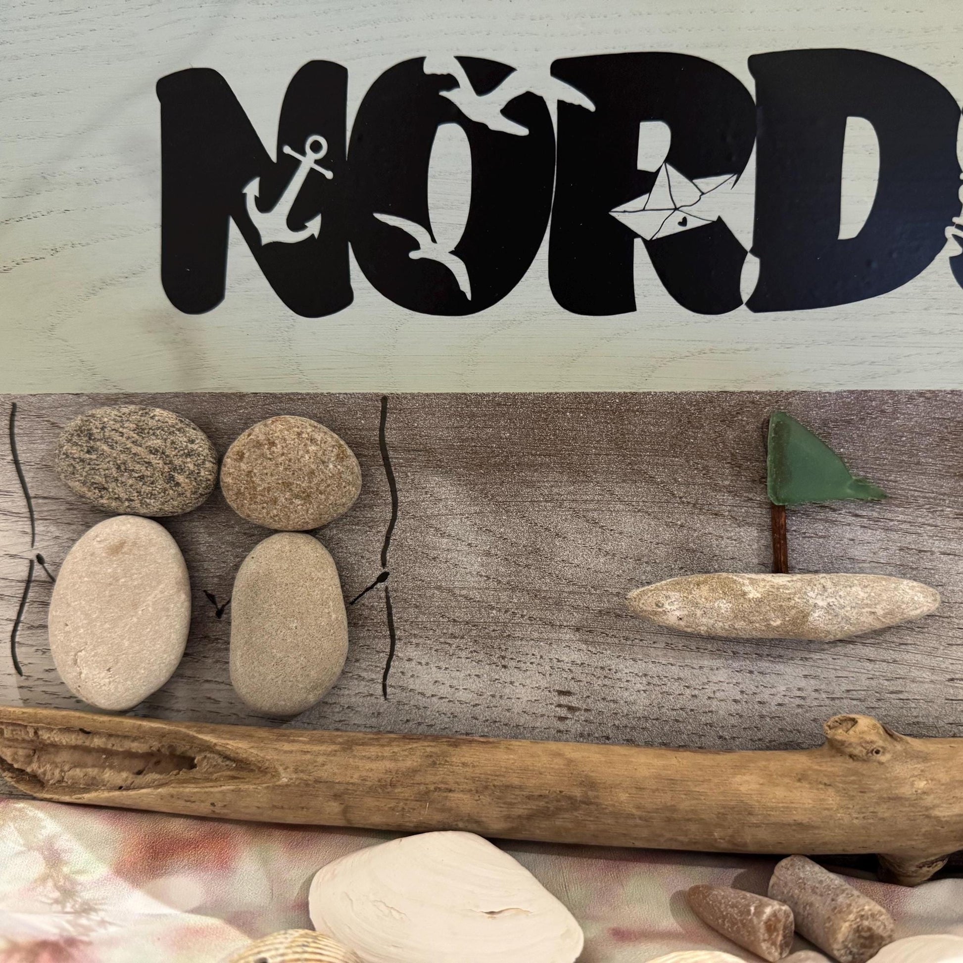 Detailaufnahme Treibholz, Muscheln und über 100 Jahre alte Eichenholzstruktur vom handgemachten Nordsee Wandschild