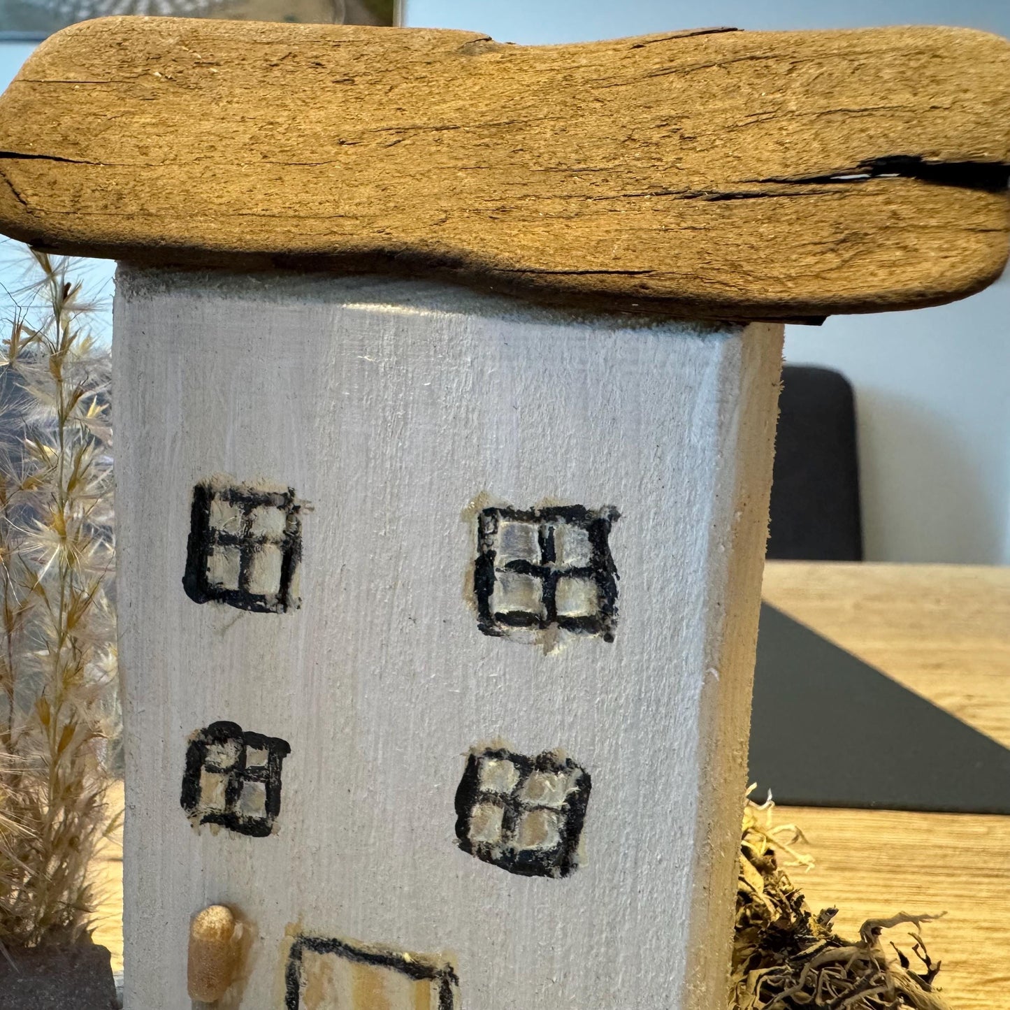 Detail Fenster handbemalt an maritimem Treibholz Haus nordische Küstendeko von Treibholzzauber79