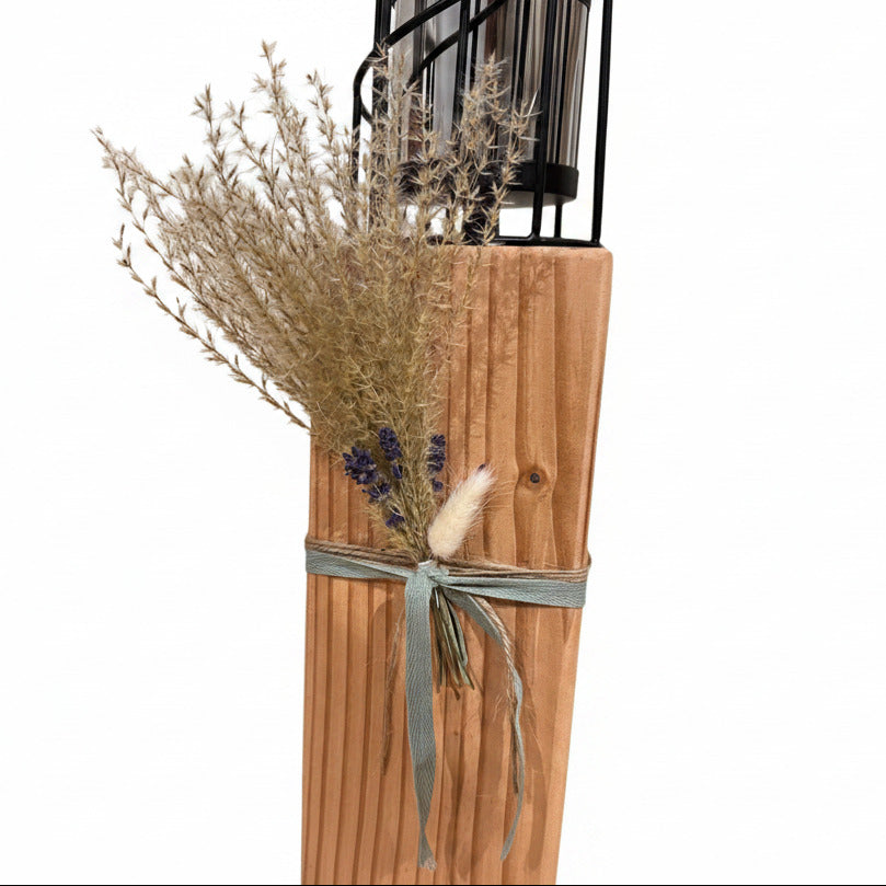 Natürliche Holzstruktur eines handgefertigten Kerzenhalters aus Lärchenholz, jedes Stück ein Unikat