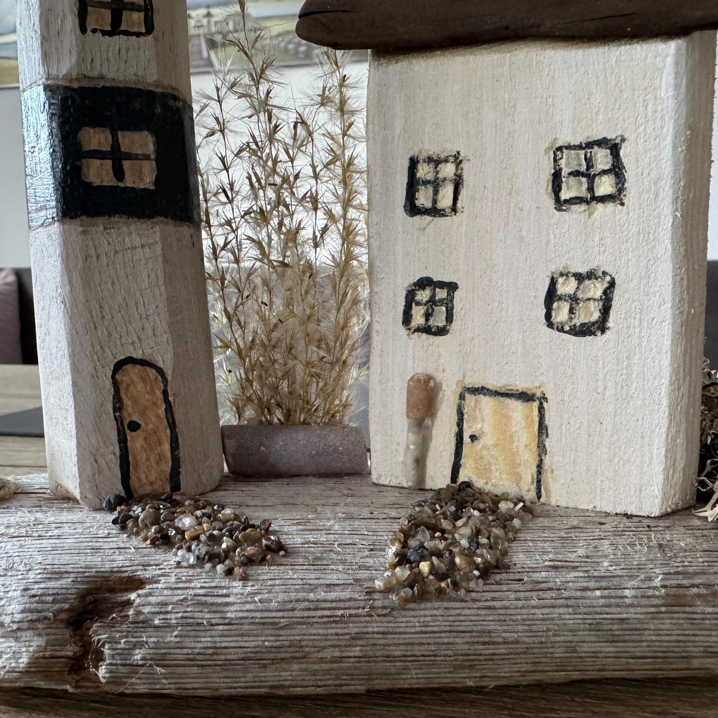 Detailansicht Küstenhaus aus Holz mit handgemalten Fenstern und Muschelpfad von Treibholzzauber79