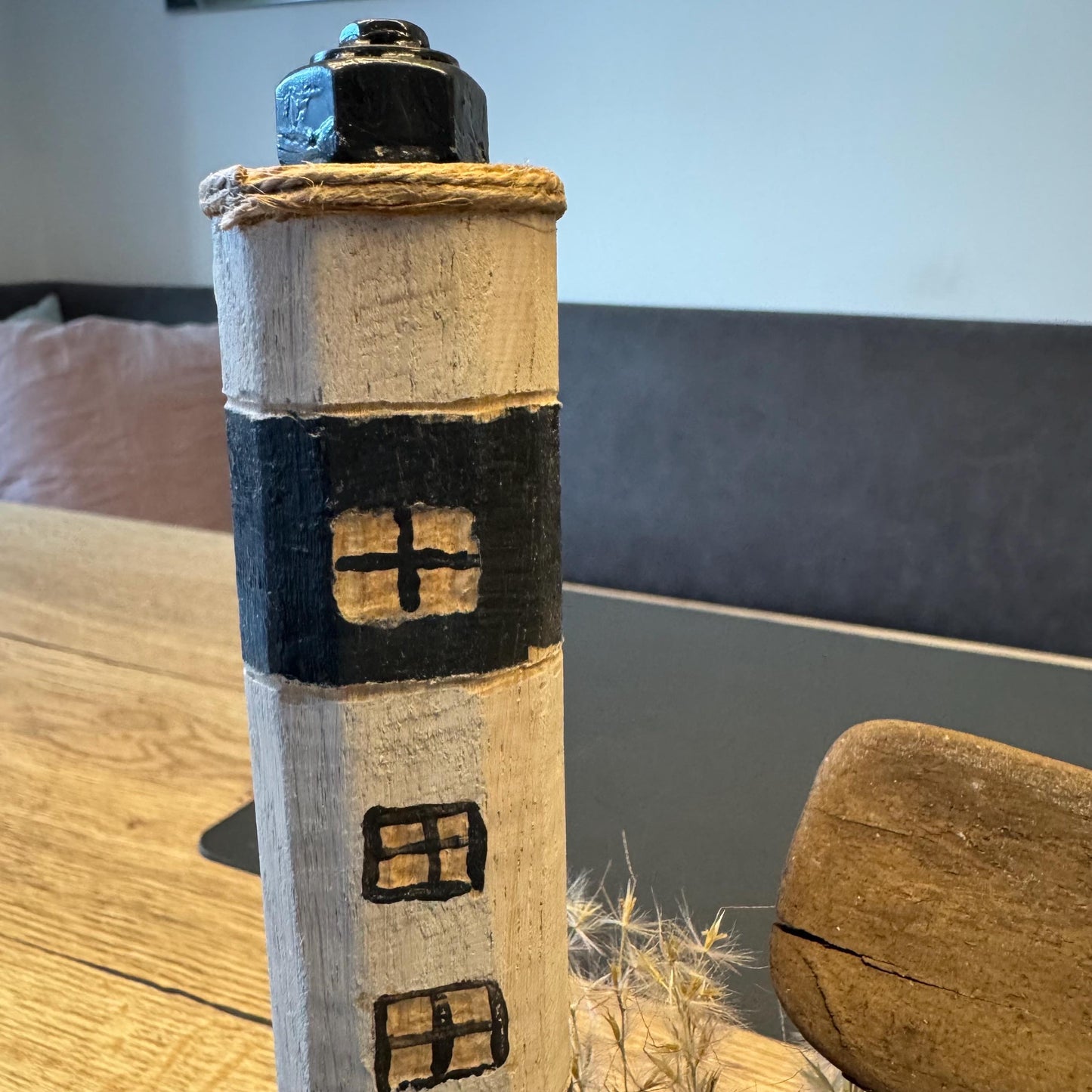 Handgefertigter Leuchtturm aus Treibholz mit schwarz weißen Streifen im Detail von Treibholzzauber79