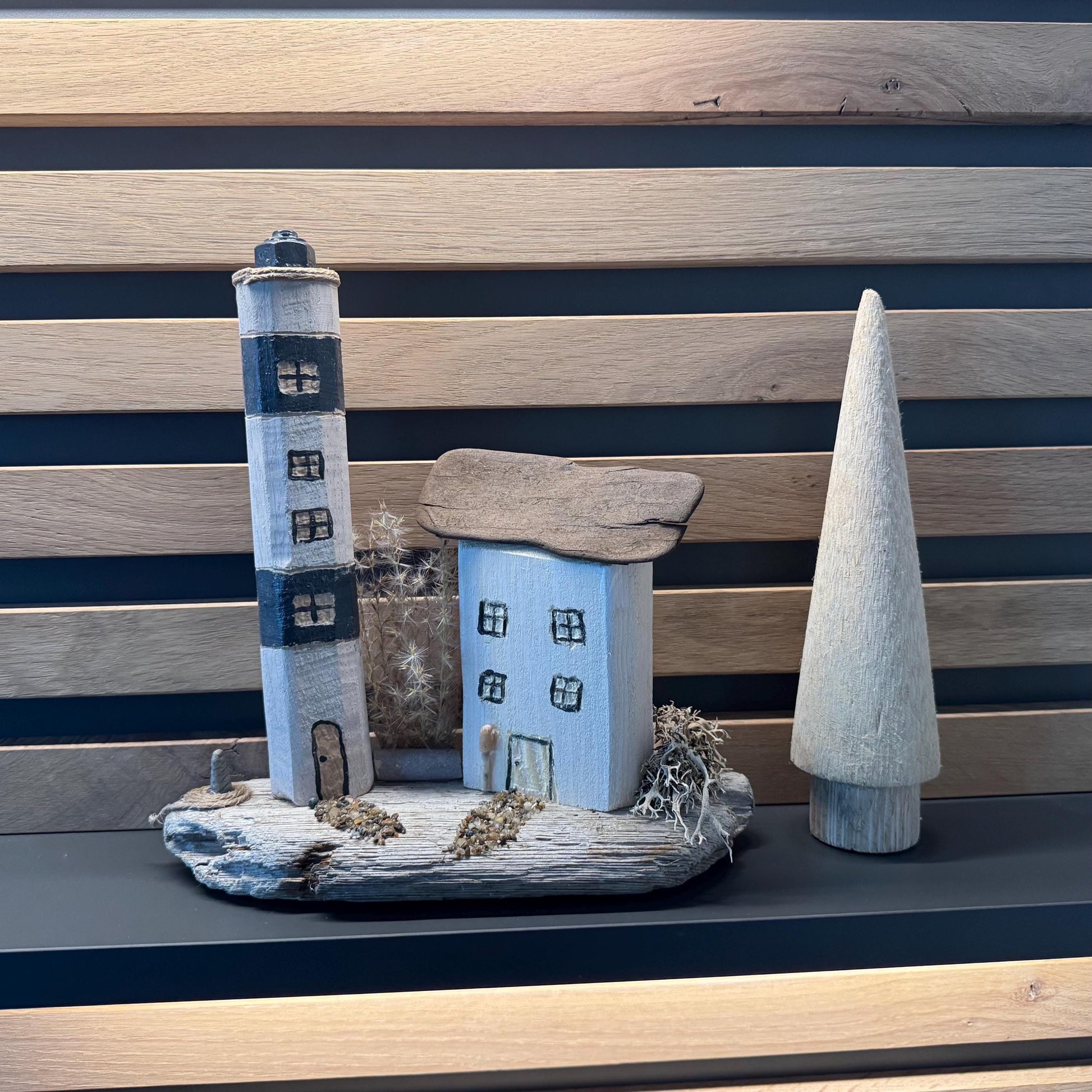 Maritime Deko aus Treibholz mit Leuchtturm und Haus als stilvolle Wohnraumdekoration von Treibholzzauber79