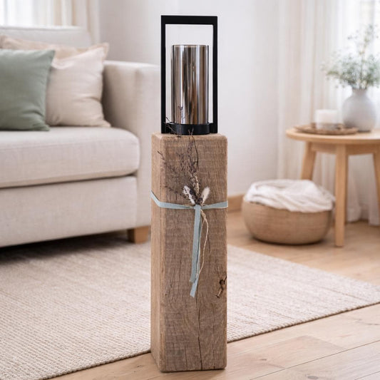 Kerzenhalter aus massiver Eiche 72 cm im skandinavischen Wohnzimmer dekoriert, Rauchglas und schwarzer Metallrahmen