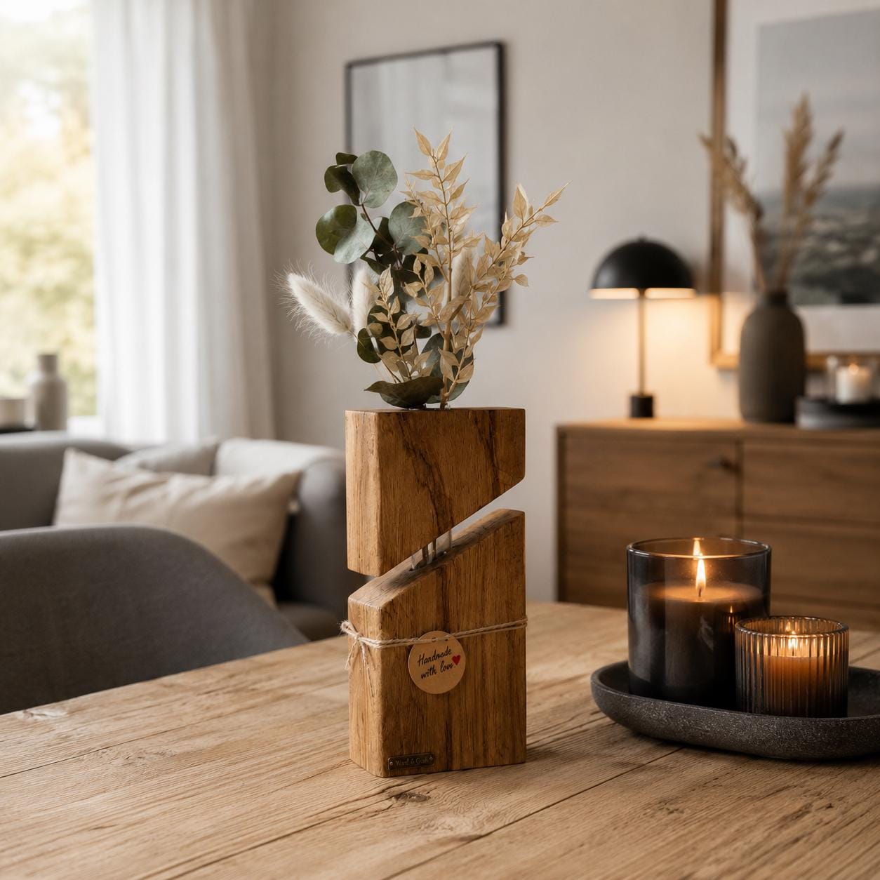 Moderne Holzvase aus Eiche als Wohnaccessoire im nordischen Wohnzimmer