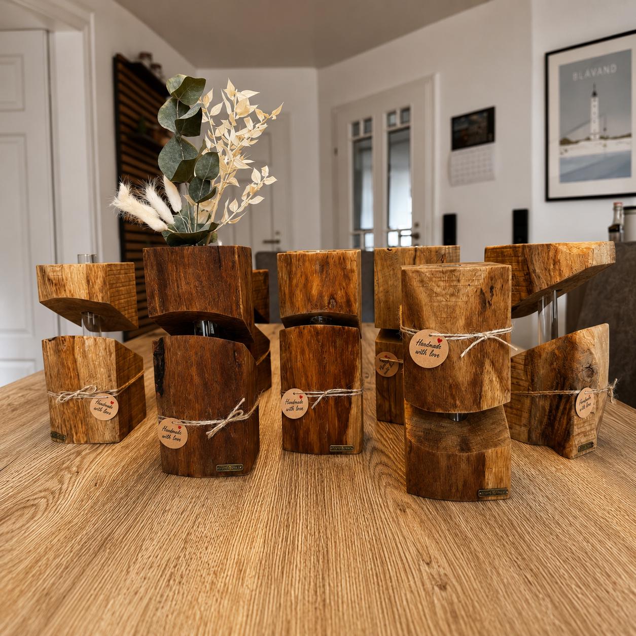 Serie handgefertigter Holzvasen aus Eichenholz mit Reagenzglas