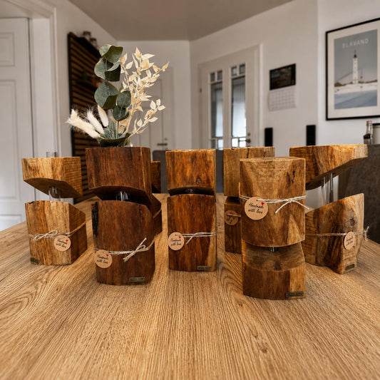 Serie handgefertigter Holzvasen aus Eichenholz mit Reagenzglas