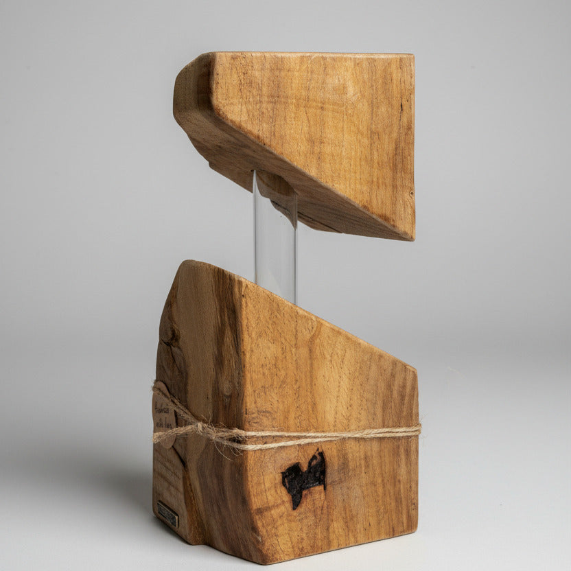 Eichenholzvase mit Reagenzglas, handgefertigte Holzdeko im nordischen Wohnstil