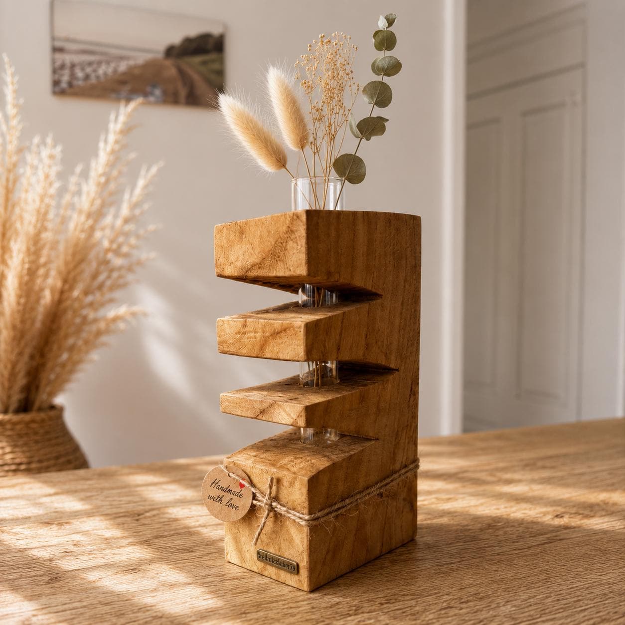 Design Holzvase aus Eichenholz mit Reagenzglas und moderner Stufenoptik