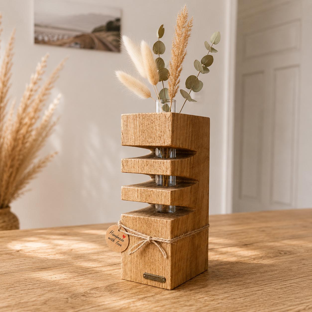 Handgefertigte Designvase aus Eichenholz mit Reagenzglas und Trockenblumen im skandinavischen Wohnstil