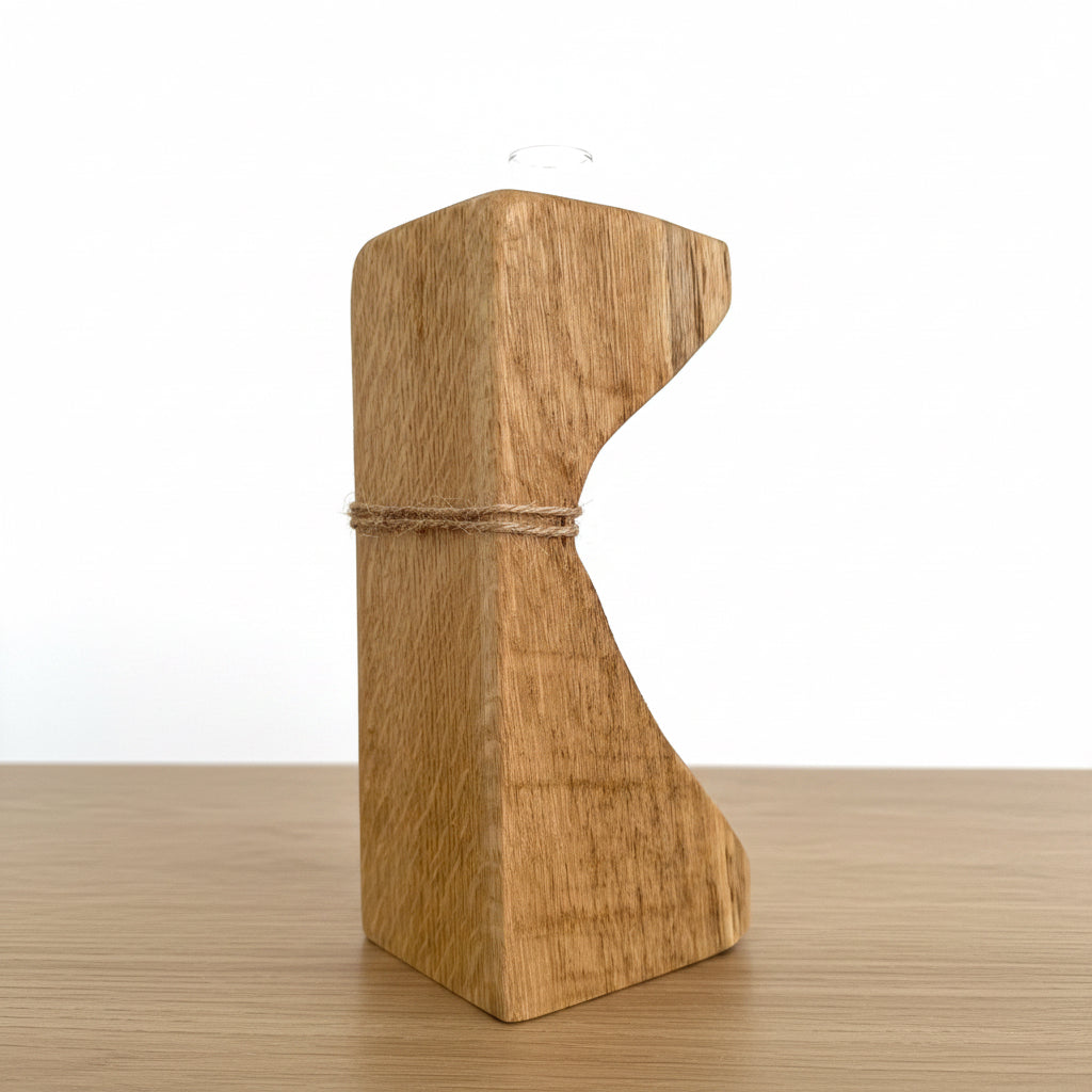 Rückansicht einer modernen Holzvase aus massiver Eiche mit natürlicher Maserung und Reagenzglas