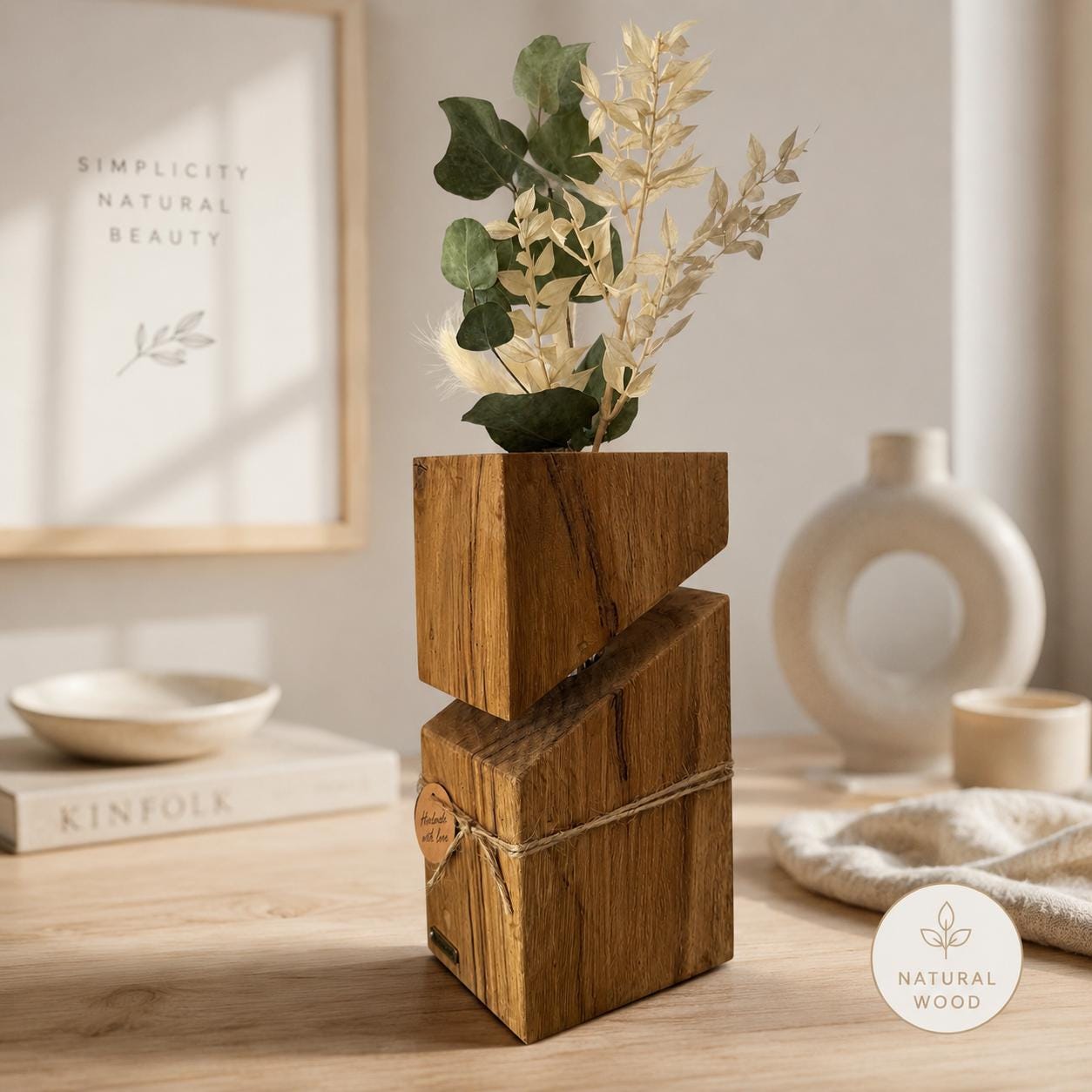 Vase aus massiver Eiche mit Trockenblumen im skandinavischen Wohnstil