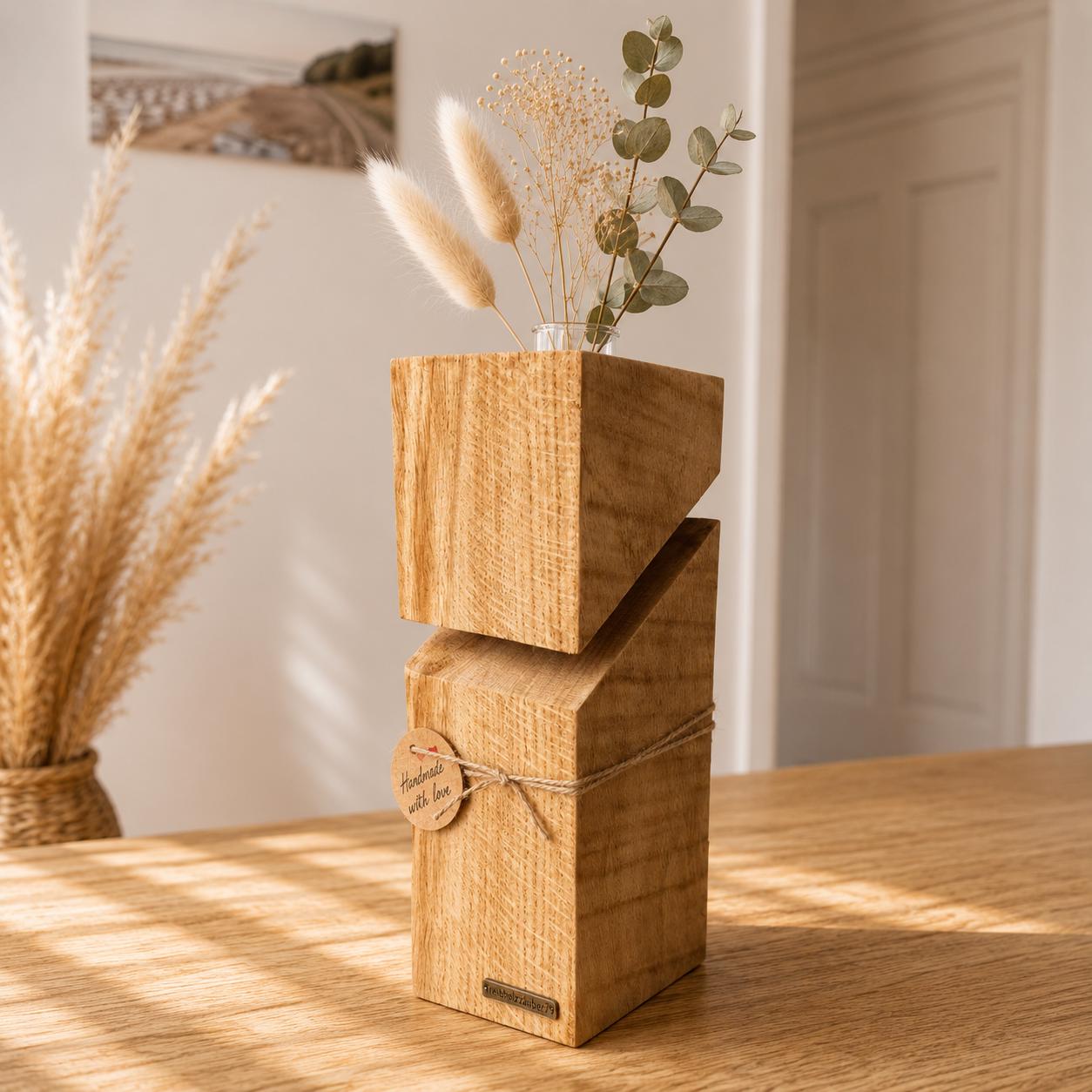 Natürliche Eichenholz Maserung einer handgefertigten Holzvase mit Reagenzglas