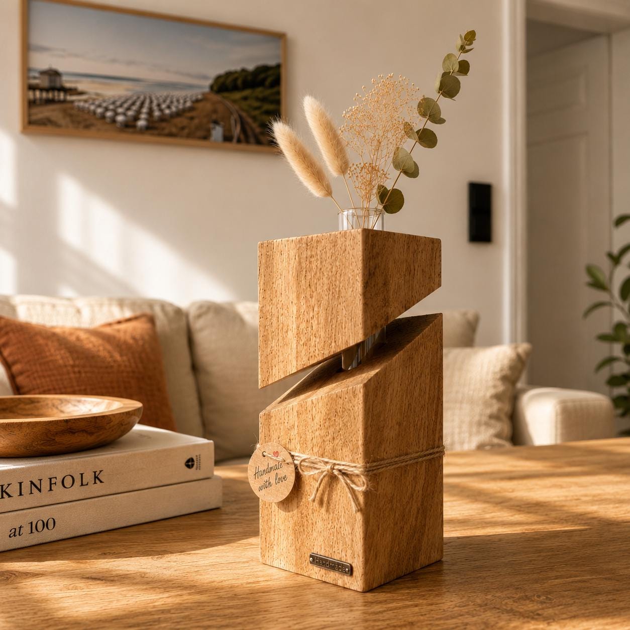 Holzvase aus Eichenholz mit Reagenzglas und Trockenblumen im skandinavischen Wohnstil