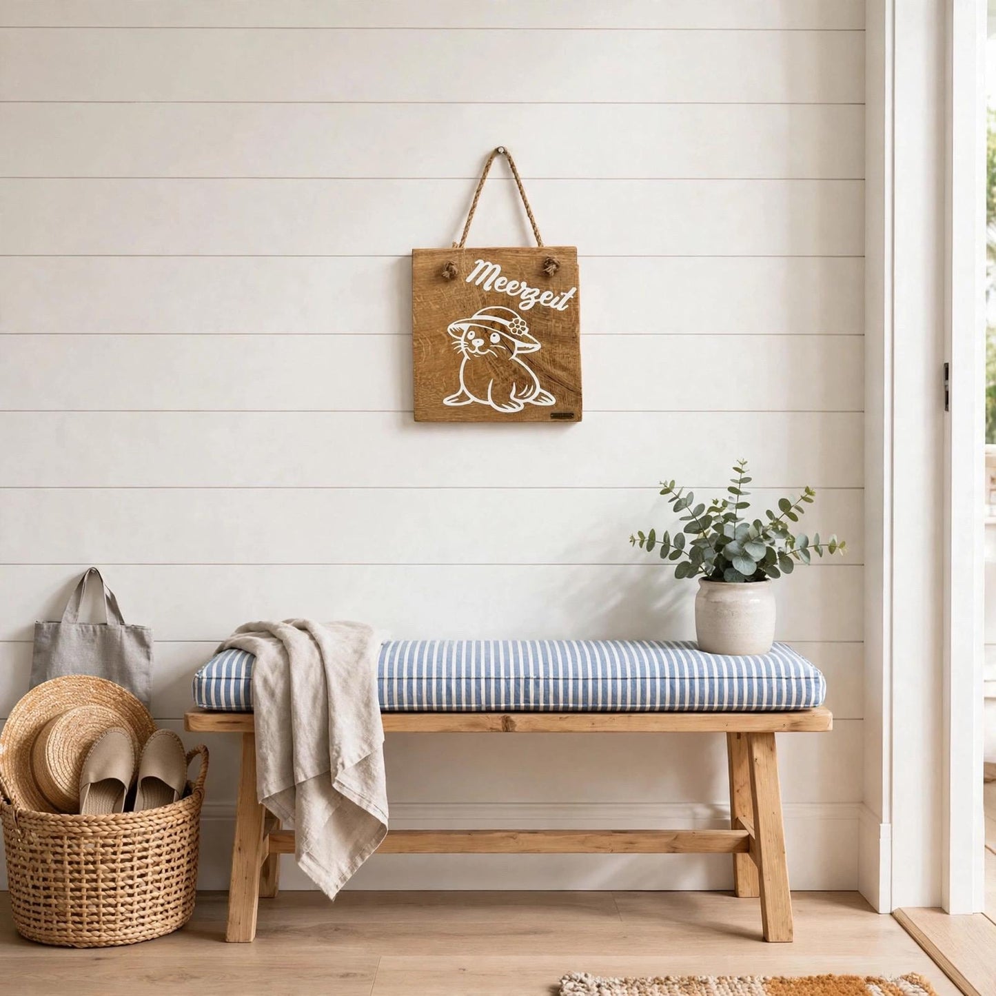 Flur Deko maritim – kleines Holzschild Meerzeit Eiche an weißer Holzwand über Holzbank mit blauen Kissen – Eingang Deko Nordsee Milo & Mila
