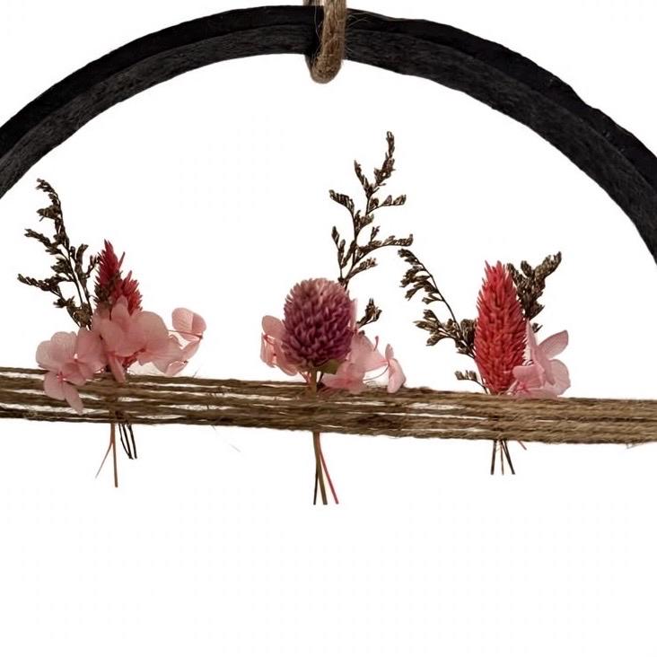 Detail Eisenring Wandkranz 24cm mit violetter und rosa Trockenblumen Kombination, Vintage Wagenrad Deko Detailansicht