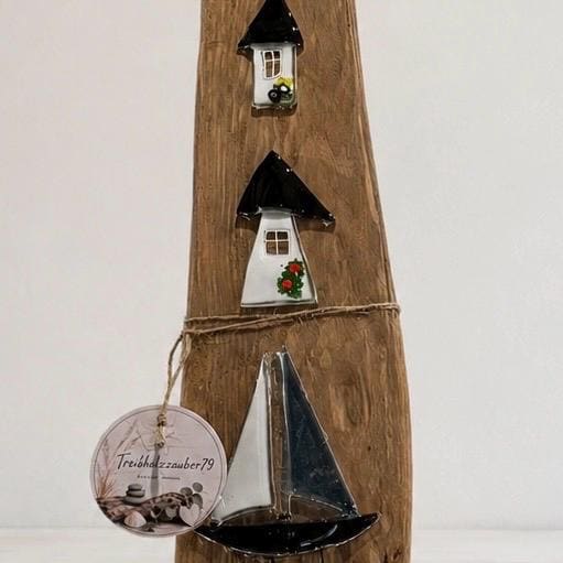 Detailaufnahme Treibholz Deko Stele mit Glashäusern und schwarzem Segelboot