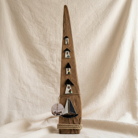 Maritime Treibholz Deko Stele 73cm mit 4 weißen Glashäusern und Segelboot aus Fusingglas