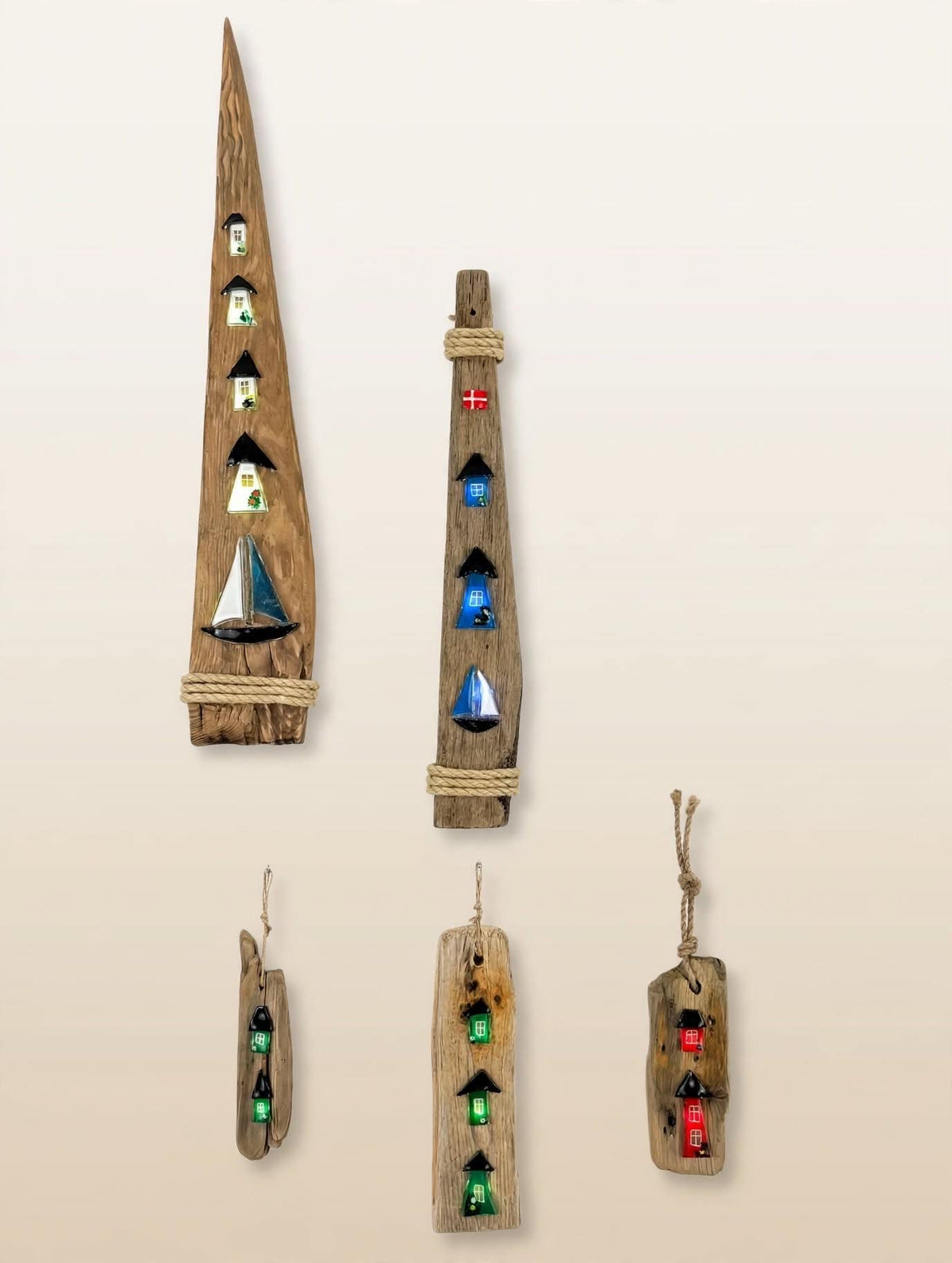 Treibholz Deko Kollektion 3 verschiedene Stelen mit bunten Glashäusern blau grün gelb und Segelbooten, maritime Wanddeko Set