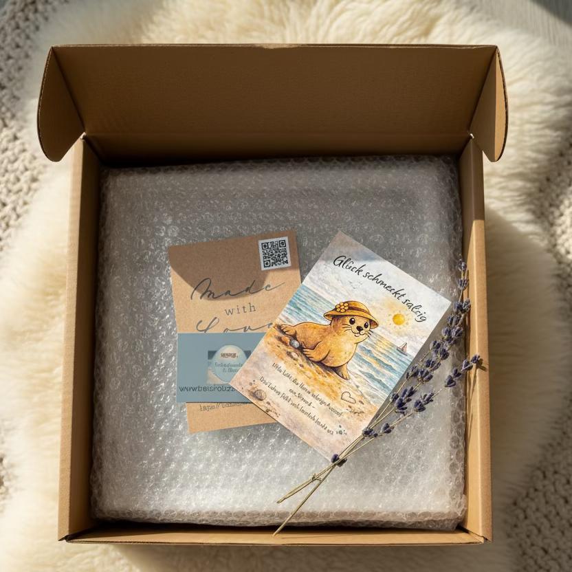 Treibholz Deko Stele sicher verpackt im Versandkarton als Geschenk mit Anhänger und Seegras, nachhaltige Geschenkverpackung