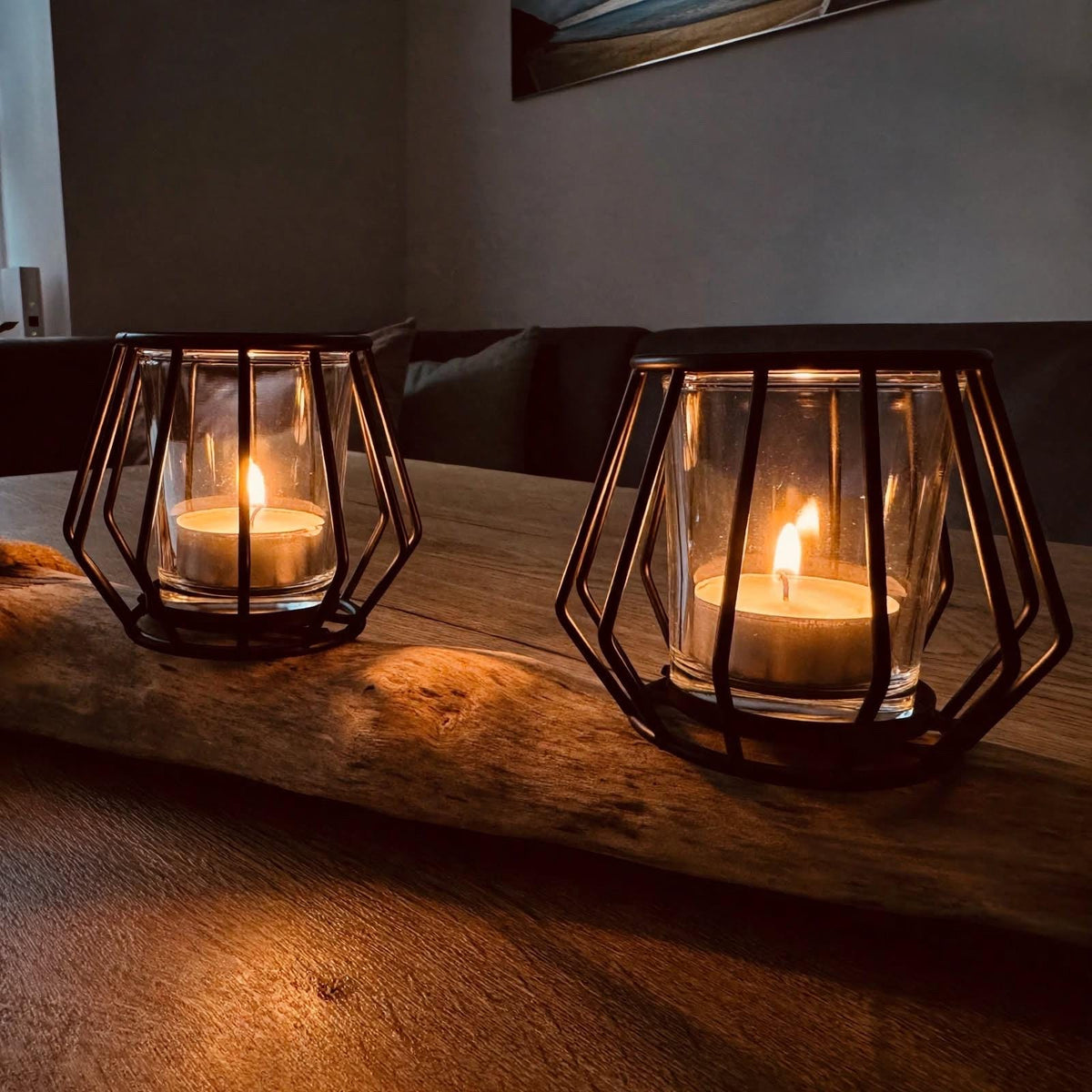 Treibholz Kerzenhalter 62x10x12cm bei Nacht mit brennenden Teelichtern, warmes Kerzenlicht durch Glas, gemütliche Hygge Deko