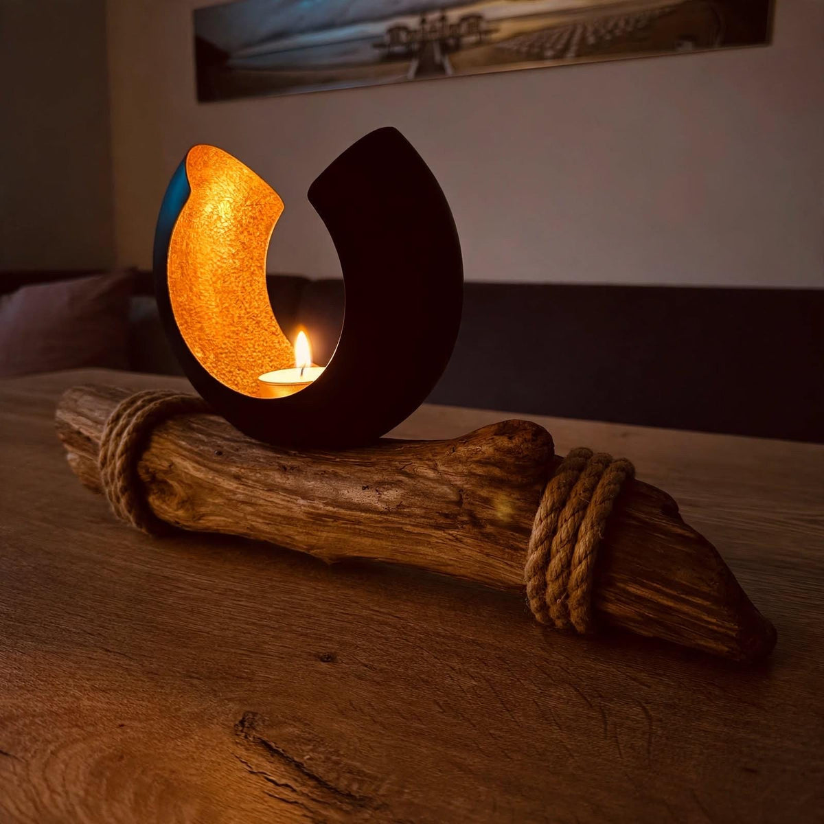 Treibholz Deko bei Abendstimmung - goldene U-Form Schale leuchtet warm auf rustikalem Treibholz