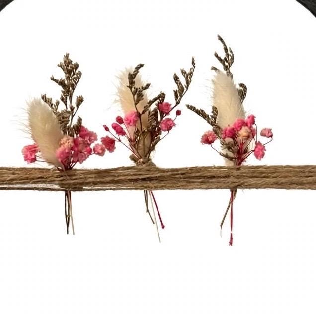 Nahaufnahme 3 rosa Trockenblumen im Eisenring 24cm, Industrial Boho Detail Handmade