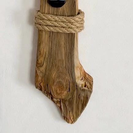 Detail unteres Ende Treibholz mit natürlicher Holzmaserung und rustikaler Juteseil Wicklung, Driftwood Struktur Nahaufnahme