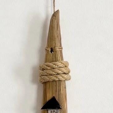 Detail oberes Ende Treibholz Deko mit Juteseil Umwicklung und Aufhängung, Spitze des Treibholzstamms