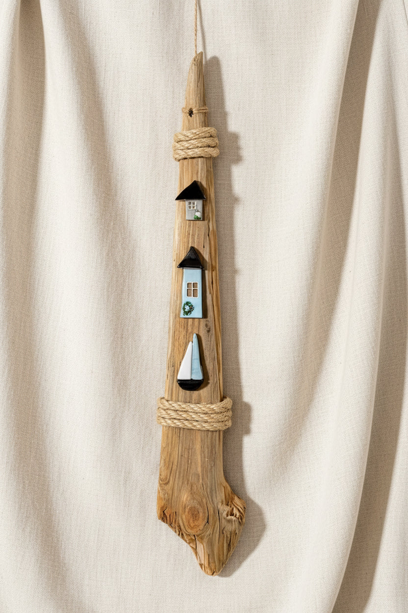 Maritime Treibholz Deko zum hängen 55cm mit Fusing Glas Häusern und Segelboot, Unikat aus Driftwood und Juteseil