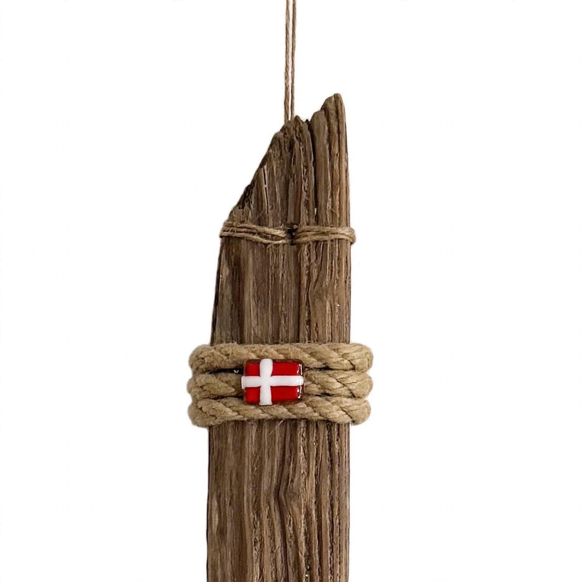 Detail Dänemark Flagge auf Treibholz mit Hanfseil umwickelt, Nahaufnahme