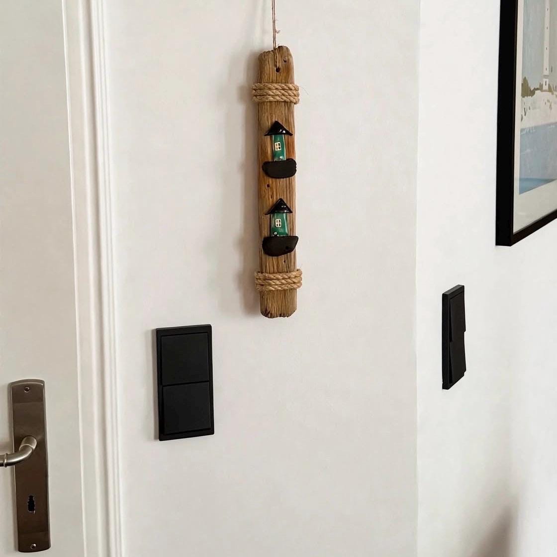 Treibholz Deko 40cm mit grünen Glashäusern hängt an weißer Wand im Flur - nordische Wohndeko Lifestyle