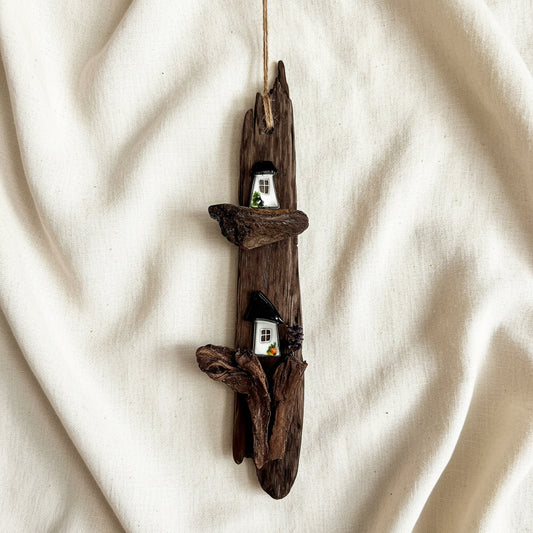 Treibholz Deko zum Hängen 37cm mit 2 weißen Glashäuschen mit schwarzem Dach auf dunklem Driftwood, maritime Wanddeko Unikat