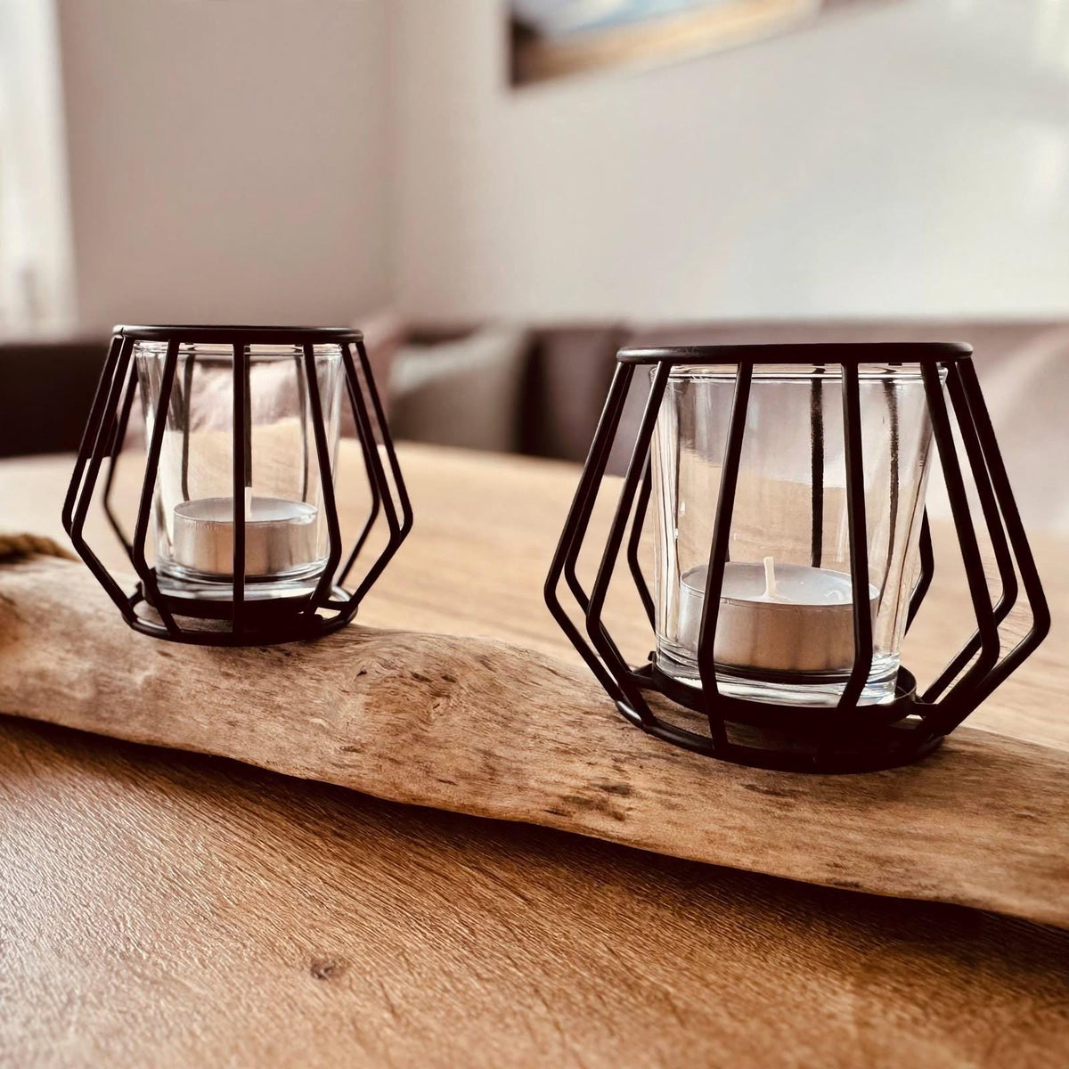 Nahaufnahme von zwei Teelichthaltern Industrial Design schwarz mit Glas auf Treibholz Brett 62 cm, Scandi und Boho