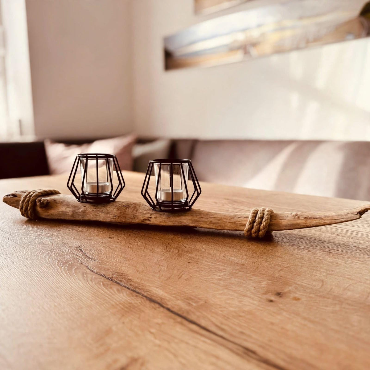 Treibholz Kerzenhalter 62cm lang mit 2 schwarzen Teelichthaltern aus Metall mit Glaseinsatz, dekoriert auf hellem Holztisch