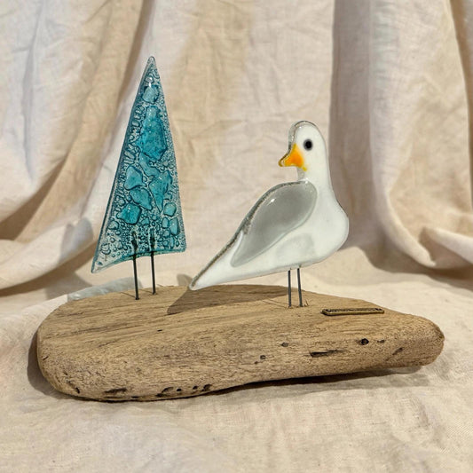 Maritime Deko Möwe aus Fusing Glas mit türkisblauem Segel auf echtem Treibholz, handgemachtes Unikat 15x9x14 cm