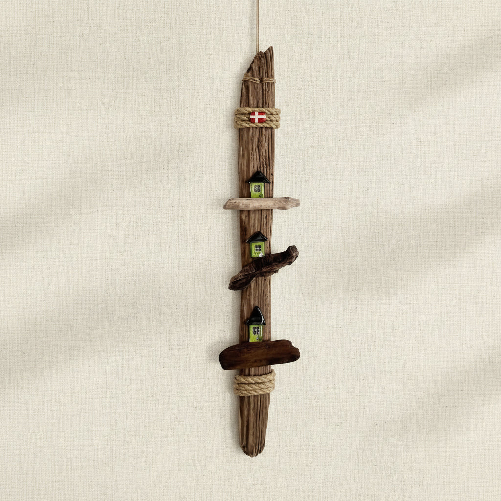Treibholz Wanddeko 59cm mit drei grünen Häusern, Naturseil und kleiner Dänemark Flagge freigestellt