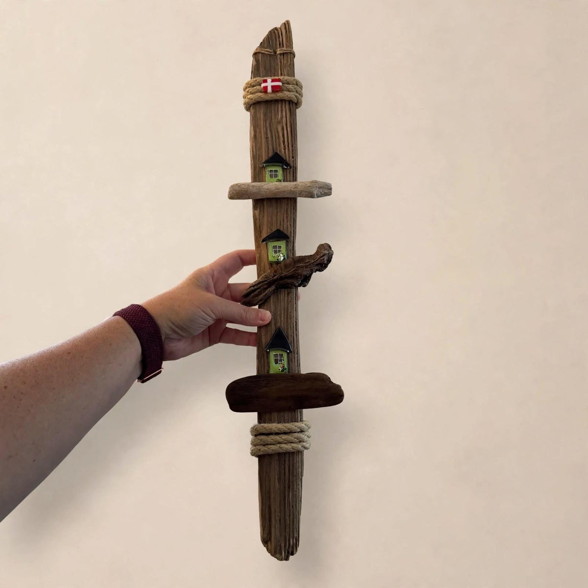 Größenvergleich Treibholz Deko 59cm in Hand gehalten, Hand als Maßstab