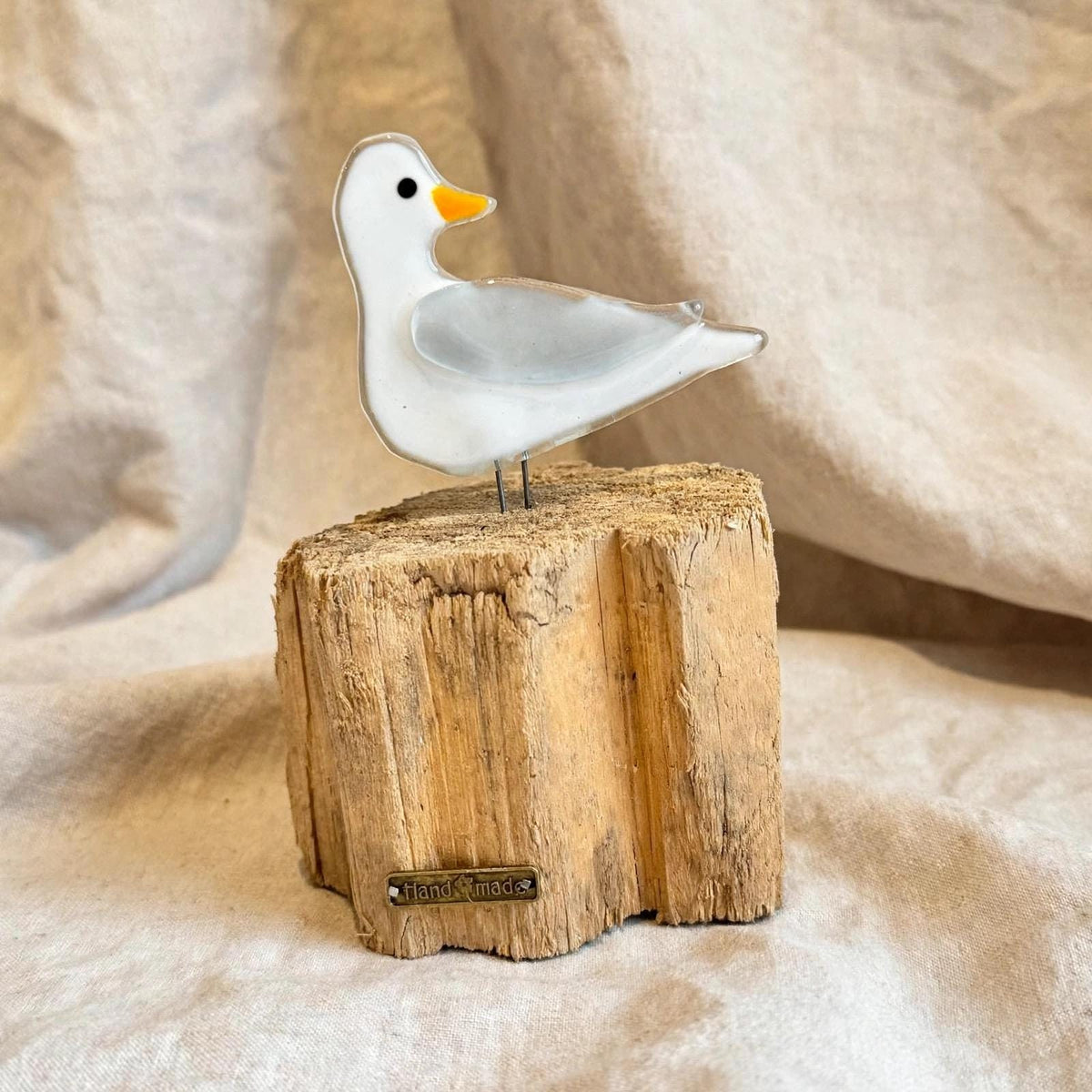 Handgefertigte Glas Möwe aus weißem Fused Glass mit gelbem Schnabel auf massivem Treibholz Sockel, maritime Deko Figur 14 cm