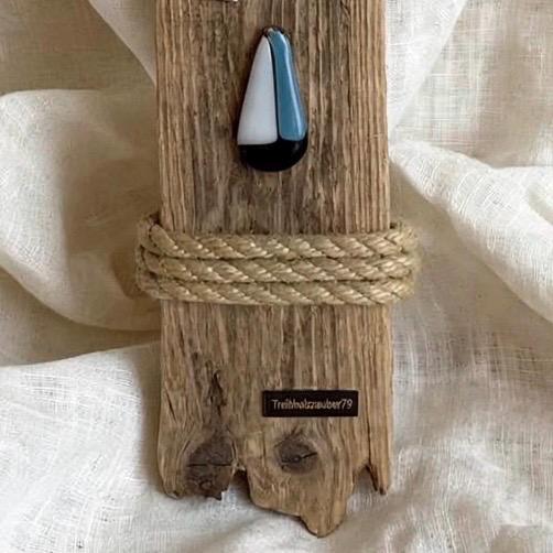 Unterer Teil Segelboot Treibholz Deko mit blau-weißem Boot, Jute Tau und Treibholzmanufaktur Schild - 56cm Wanddeko