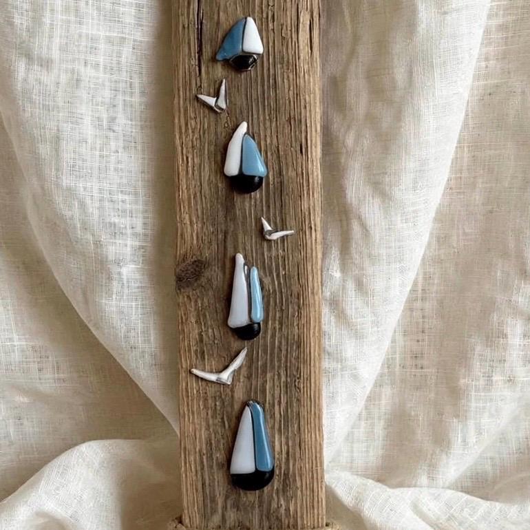 Mittlerer Teil Treibholz Deko 56cm mit drei Glas Segelbooten in blau-weiß und kleinen weißen Möwen - nordische Wanddeko