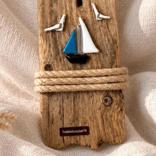 Detail unten Treibholz Deko - blau-weißes Segelboot aus Fusing Glas, zwei Möwen aus Fising-Glas und Juteseil um Holz