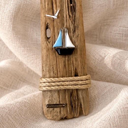 Detail unten Treibholzbild - blau-weißes Segelboot aus Fusing Glas, Juteseil und Möwe auf schmalem Treibholzstamm